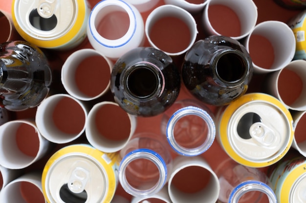 Mengen van glazen flessen, karton, plastic en blikjes, recyclingconcept, select focus