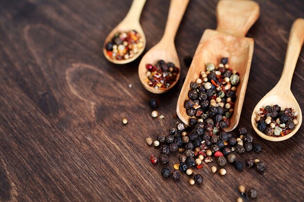 Mengsel van paprika's om op een houten ondergrond te koken