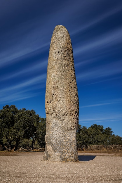 Foto il menhir di meada è un'unica pietra in piedi vicino a castelo de vide in portogallo.