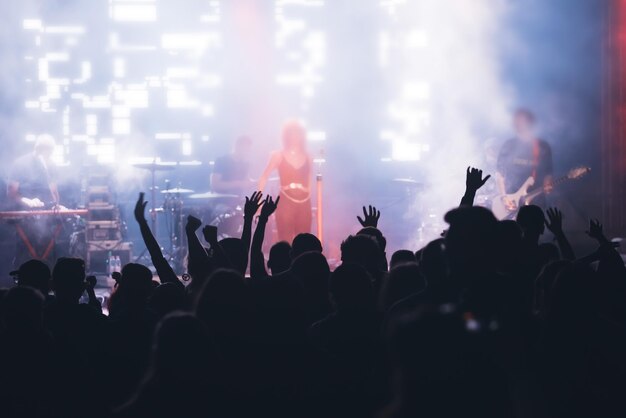 Menigte bij concert en wazige podiumverlichting