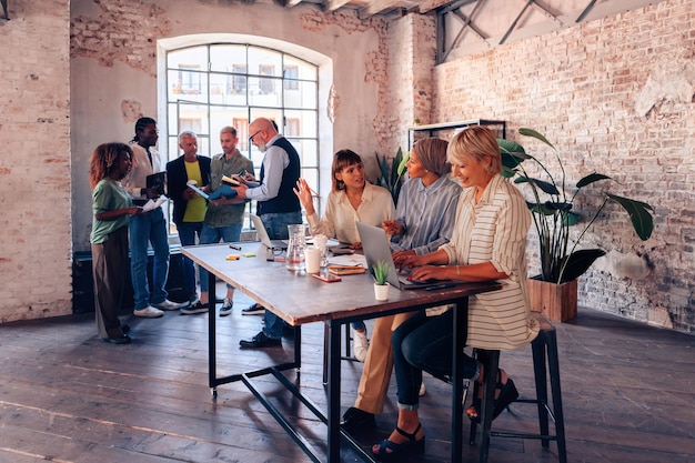 Menigte die samenwerkt aan het ontwikkelen van nieuwe ideeën en strategieën