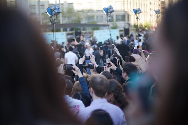 Menigte fotografeert tijdens het evenement