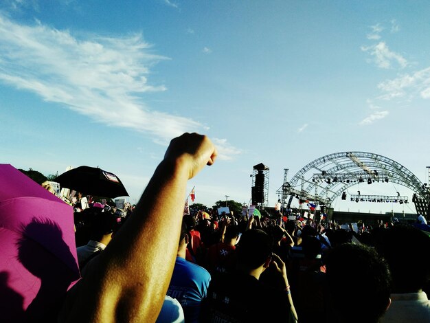 Foto menigte geniet van een muziekconcert tegen de lucht