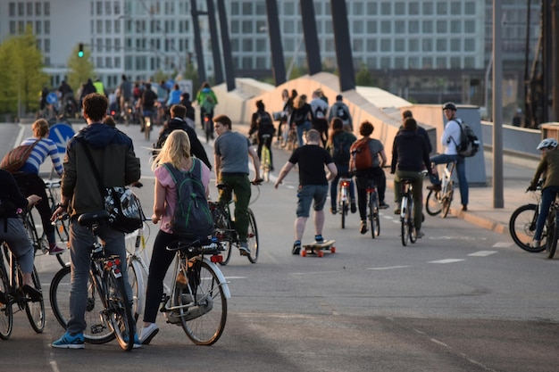 Menigte met fietsen en skateboards op straat
