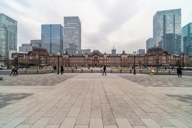 Menigte Onbekende mensen die een bezoek brengen aan en genieten van Tokyo Station en Marunouchi met autoverkeer Tokyo