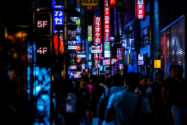 Menigte op een verlichte straatmarkt's nachts