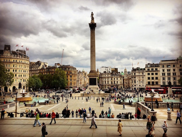Menigte op Trafalgar Square tegen de lucht