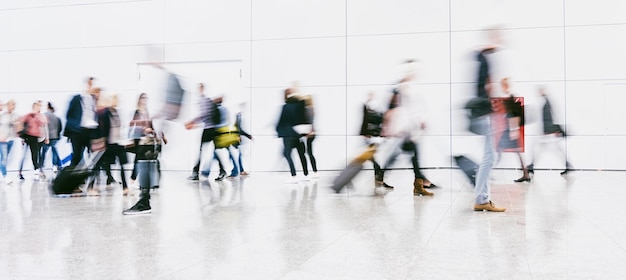 menigte van anonieme wazige mensen die op een luchthaven lopen. ideaal voor lay-outs van websites en tijdschriften