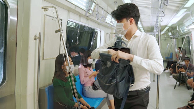 Menigte van mensen die een gezichtsmasker dragen op een drukke openbare metrotreinreis
