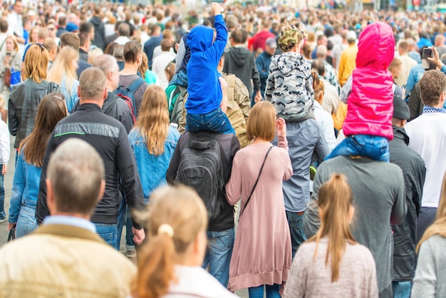 Menigte van mensen die op de stadsstraat lopen