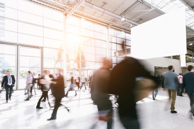 menigte van mensen op een beurs. copyspace voor uw individuele tekst.