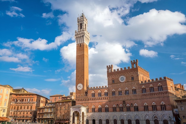 Menigte van mensen op het Piazza del Campo-plein in Siena, Italië