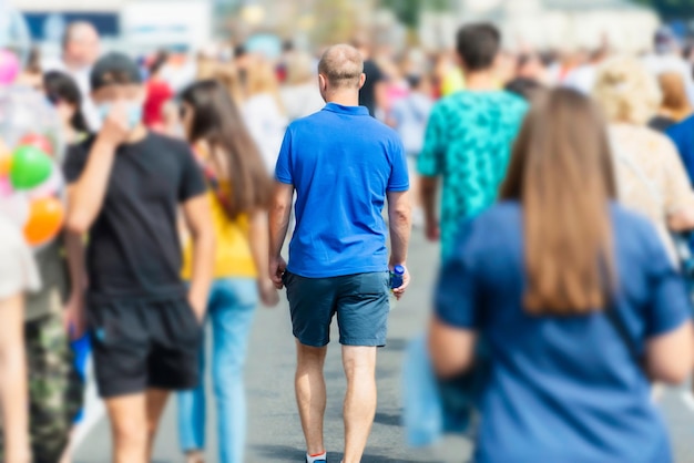 Menigte van mensen op straat in de stad