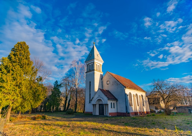 Foto mening bij gereformeerde (calvinistische) kerk in novi sad, servië