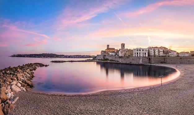 Mening van Antibes op zonsondergang van plage Franse Rivièra Frankrijk