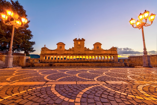 Mening van barokke fontein granfonte, leonforte