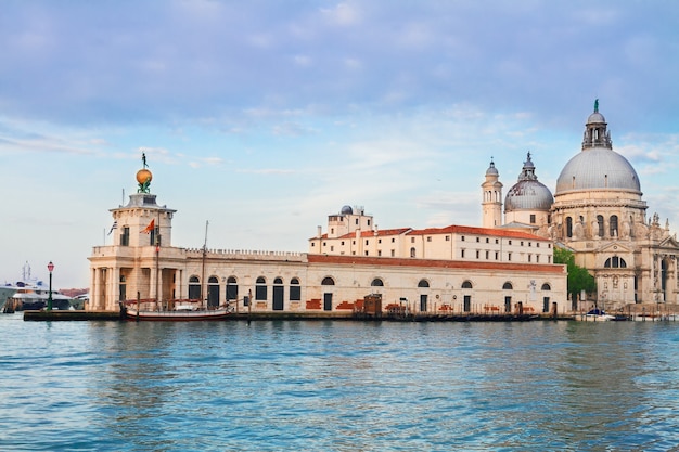 Mening van Basiliek Santa Maria della Salute Dogana, oud douanehuis, Venetië, Italië