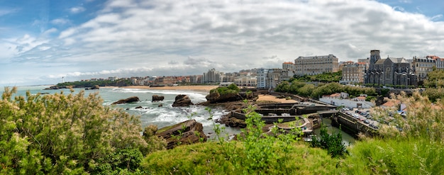 Mening van Biarritz-stad door de Atlantische Oceaan, Frankrijk