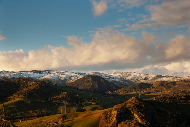 Mening van Boscorotondo-berg bij zonsondergang, Sicilië