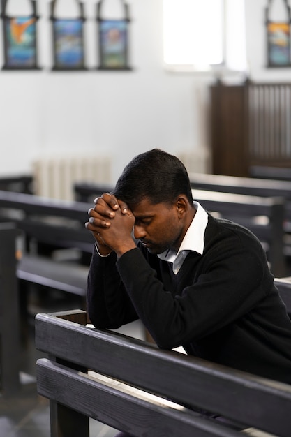 Foto mening van de mens die in kerk bidt