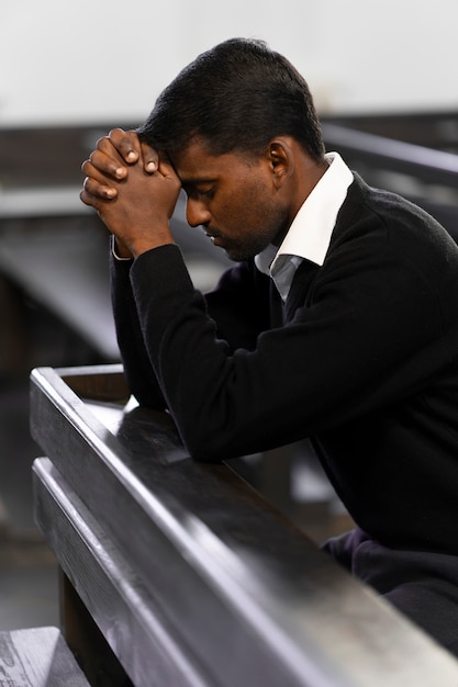 Foto mening van de mens die in kerk bidt