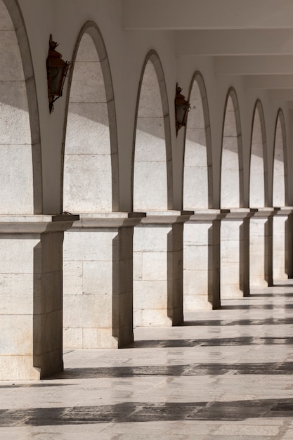 Mening van de mooie bogen in Tavira-stad, Portugal.