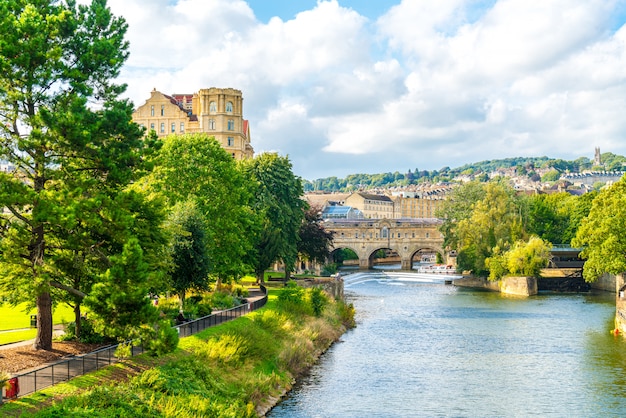 Mening van de Pulteney-Brugrivier Avon in Bath, Engeland