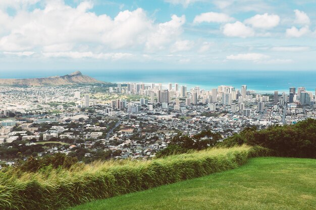 Mening van de stad van honolulu, waikiki en diamond head van tantalus-vooruitzicht, oahu, hawaï