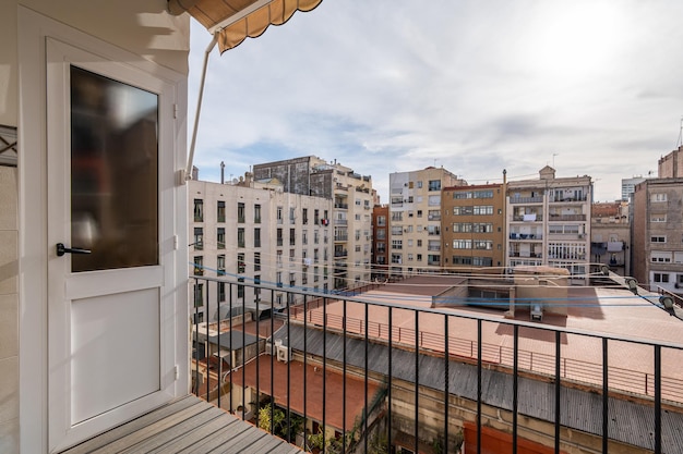 Mening van een balkon van typische binnenplaats in het eixample-district Barcelona Catalonië Spanje