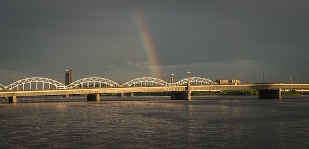 Mening van een brug in de stad van Riga