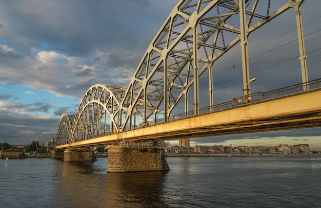 Mening van een brug in de stad van Riga