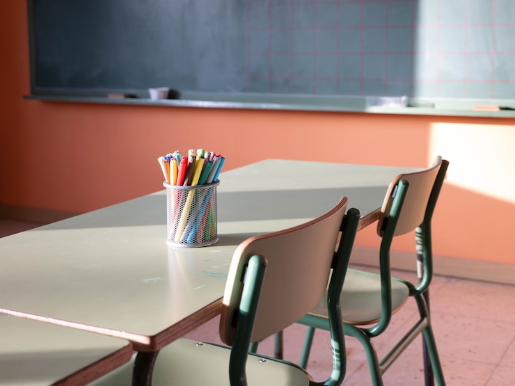 Foto mening van een klaslokaal met bureaus en stoelen, terug naar schoolconcept