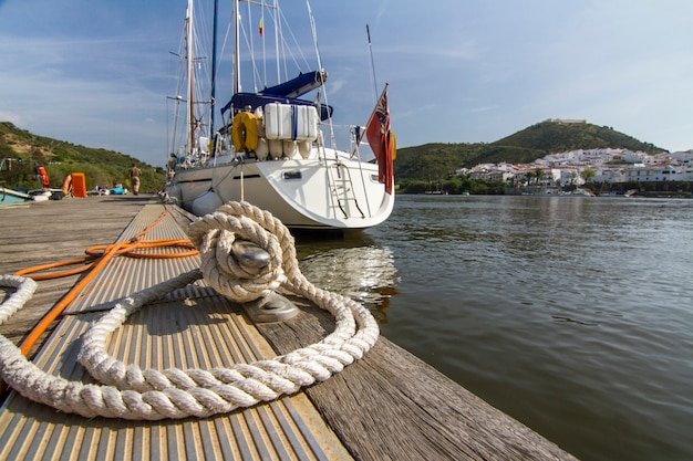 Mening van een recreatieve zeilboot op de rivier Guadiana die in Portugal wordt gevestigd.