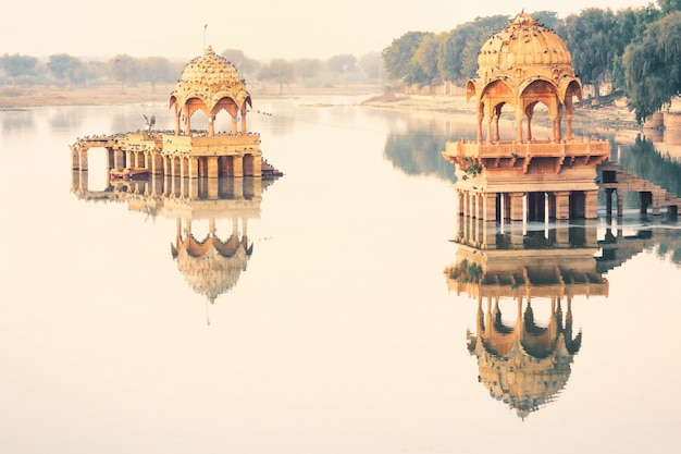 Mening van Gadisar-meer vreedzame scène in de ochtend, Jaisalmer India