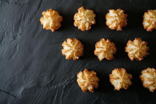 Mening van heerlijke vers gebakken cakes op lei