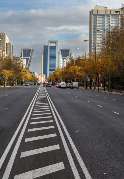 Mening van het financiële en commerciële centrum van castellana avenue in madrid, spanje