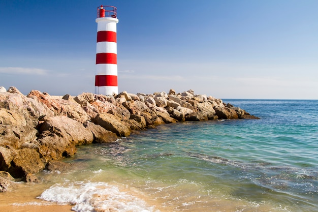 Mening van het mooie die Eiland Farol in de Algarve, Portugal wordt gevestigd.