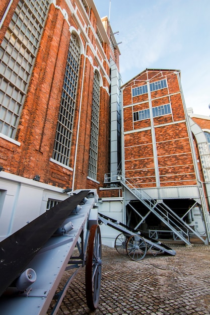 Mening van het prachtige gebouw van het Museum van Elektriciteit dat in Lissabon, Portugal wordt gevestigd.