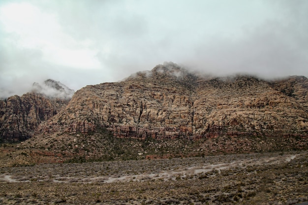 Mening van het rode nationale park van de rotscanion in Mistige dag in Nevada, de VS