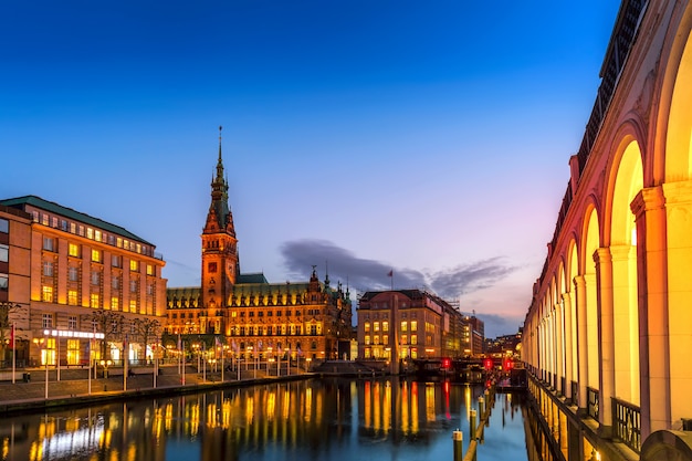 Mening van het stadhuis Rathaus van Hamburg en klein Alster-meer tijdens schemeringzonsondergang.