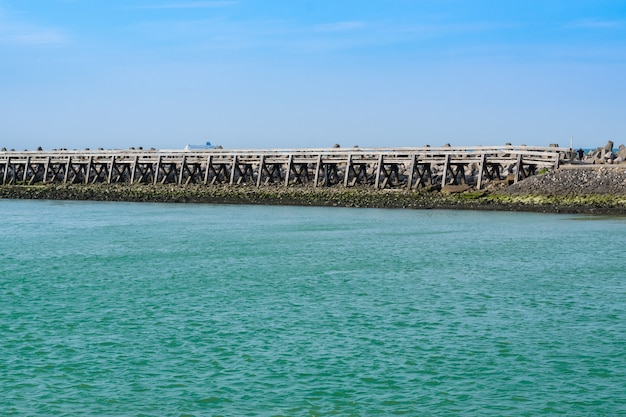 Mening van houten brug op rivier