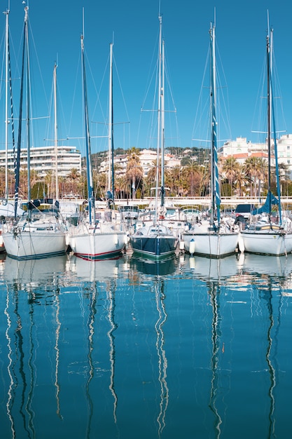 Mening van jachten in Jachthaven van Cannes, Frankrijk