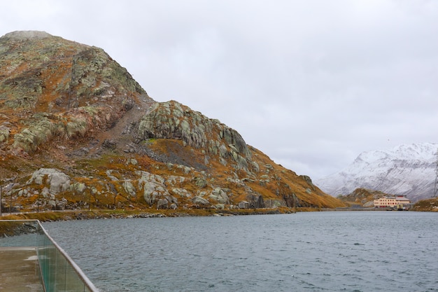 Foto mening van landschapsberg in aard en milieu in zwitsers