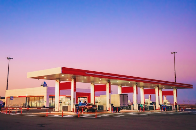 Foto mening van modern automobiel benzinestation met staande auto's