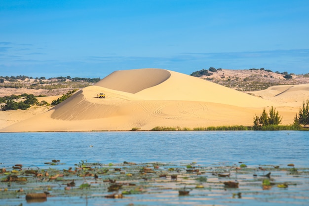 Mening van mooi meer en wit zandduin in Mui Ne, Vietnam