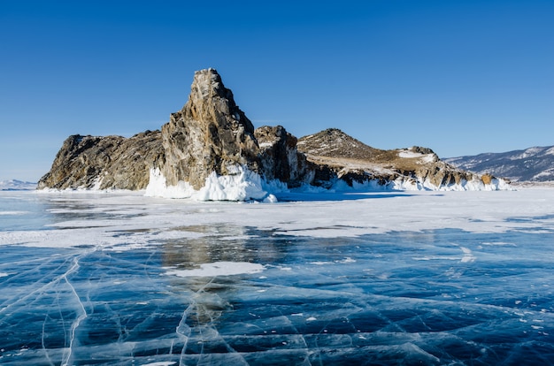 Mening van mooie tekeningen op ijs van barsten en bellen van diep gas op oppervlakte van het meer van Baikal in de winter, Rusland