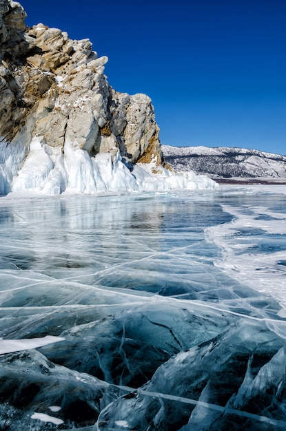 Mening van mooie tekeningen op ijs van barsten en bellen van diep gas op oppervlakte van het meer van Baikal in de winter, Rusland