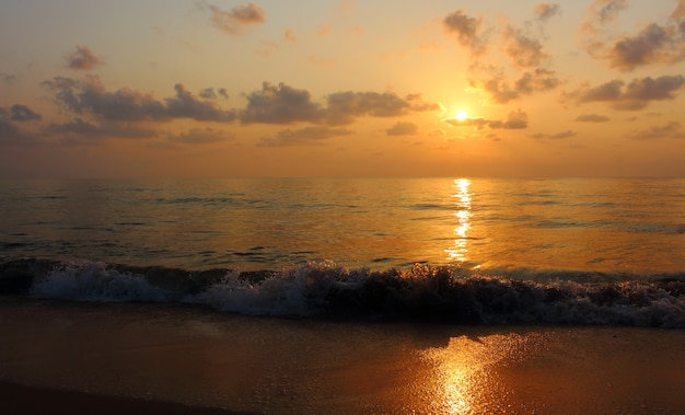 Mening van mooie zonsopgang over het overzees op de hemel en zandstrand in de ochtend.