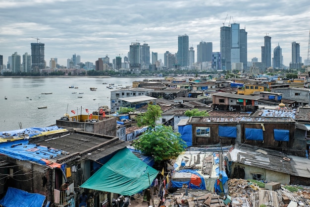 Mening van Mumbai-horizon over krottenwijken in Bandra-voorstad