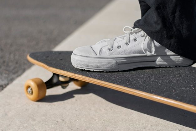 Mening van persoon die skateboard met wielen in openlucht gebruikt